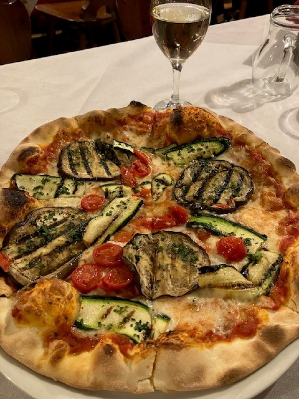 Pizzaria Il Cassero Apiro, met binnen bijzondere beschilderingen
